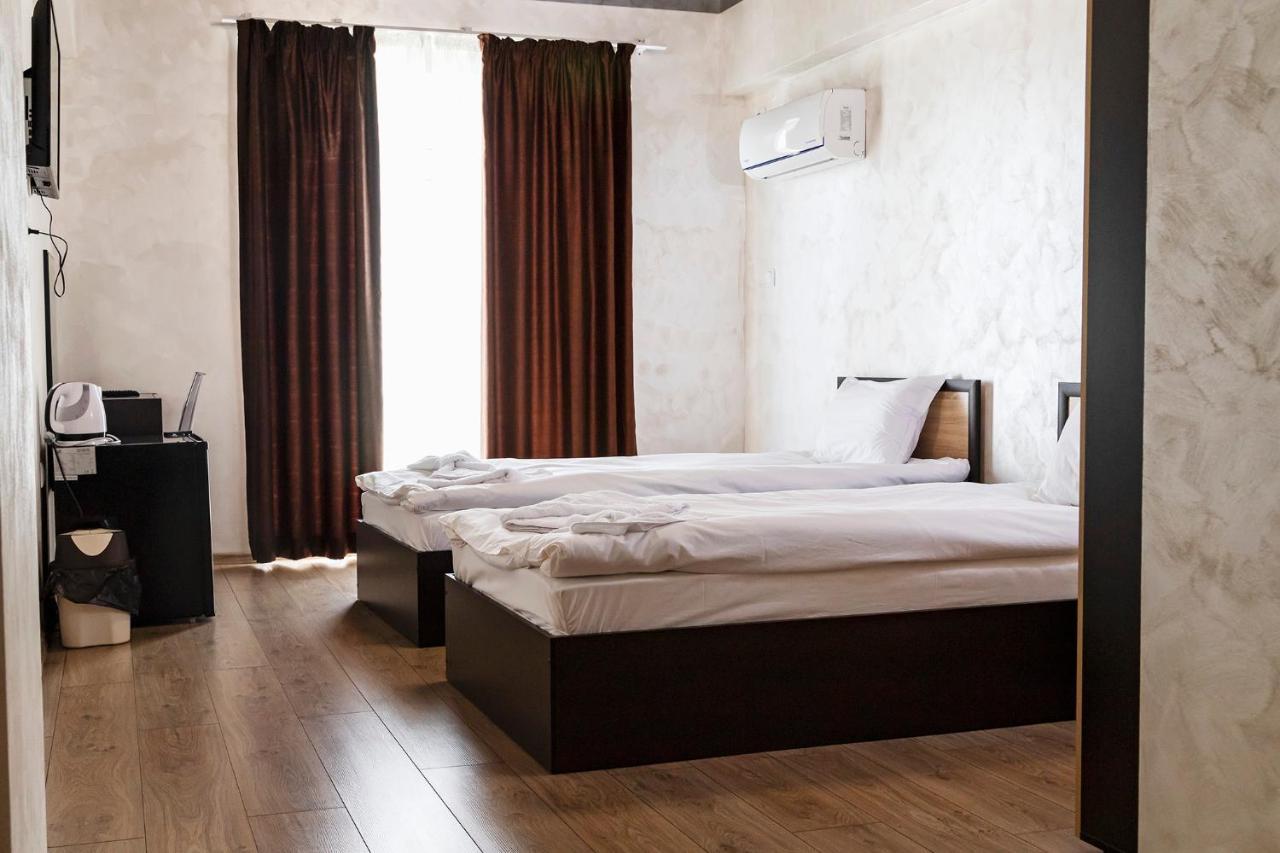 Family Hotel - City Hotel Yambol ภายนอก รูปภาพ