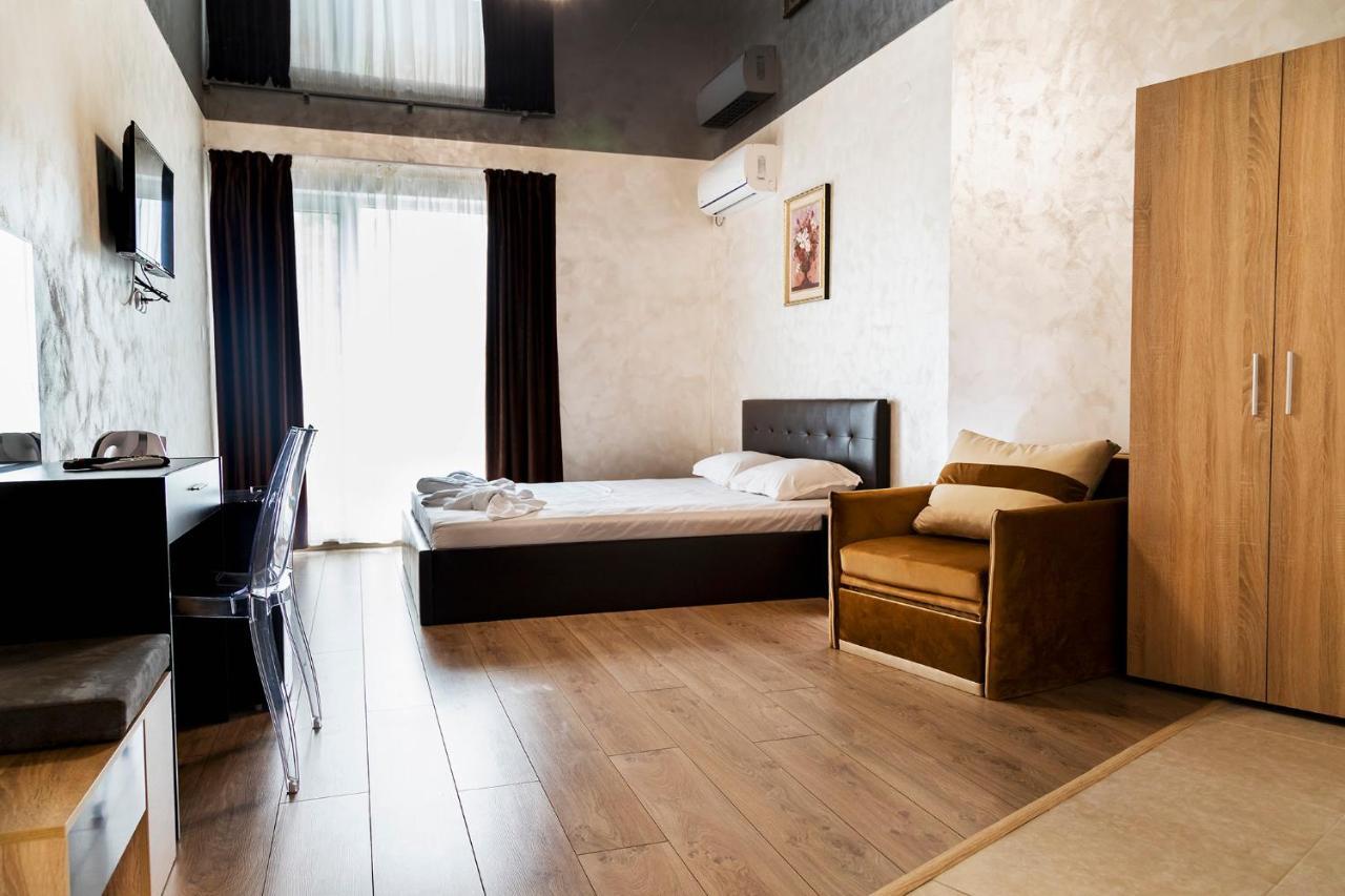 Family Hotel - City Hotel Yambol ภายนอก รูปภาพ